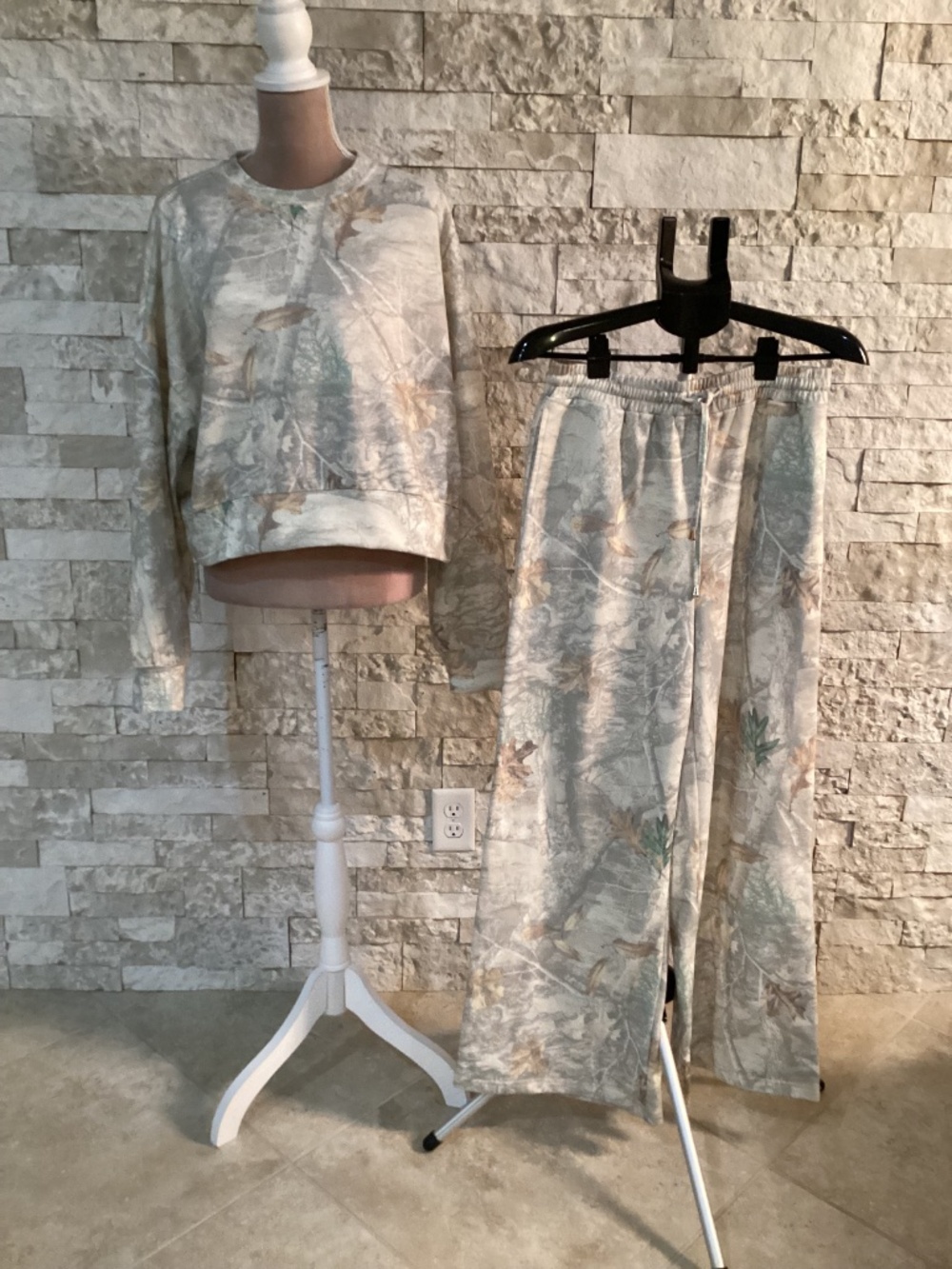 Bourbon and Belles Woodland Leaf Camo Lounge Set Matching Sweatsuit Size L - Picture 2 of 10